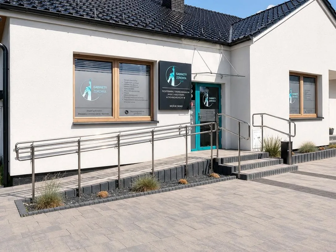 Budynek Gabinetów Zdrowia Bielak z podjazdem przy ul. Mazowieckiej 12 w Złocieńcu